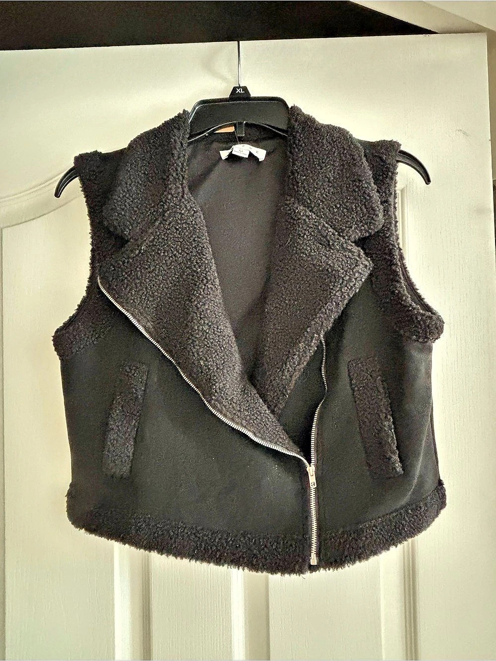 HYFVE Sherpa Trim Vest in Black Size Medium Like New